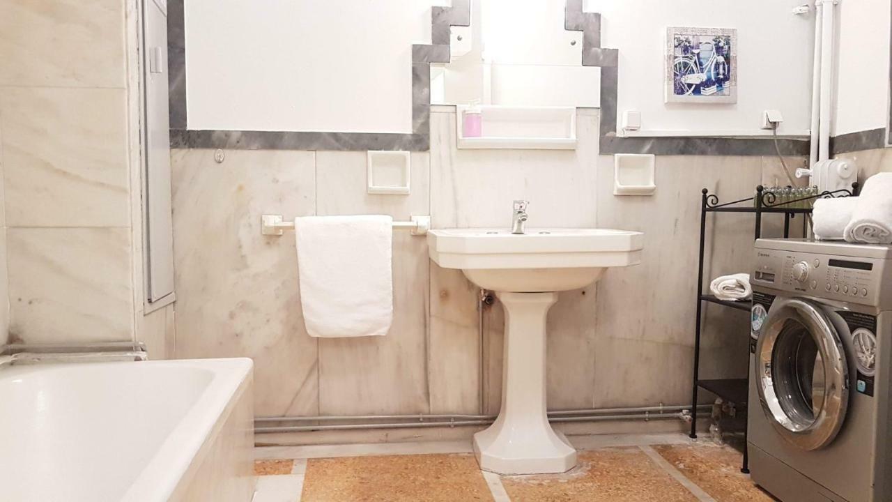 Violet Errathens - Center, 7 Bd, 3 Bath Apartment Athens