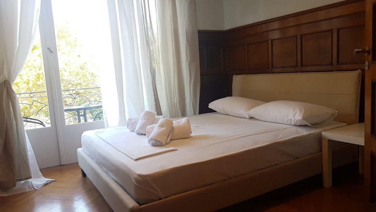 Violet Errathens - Center, 7 Bd, 3 Bath Apartment Athens