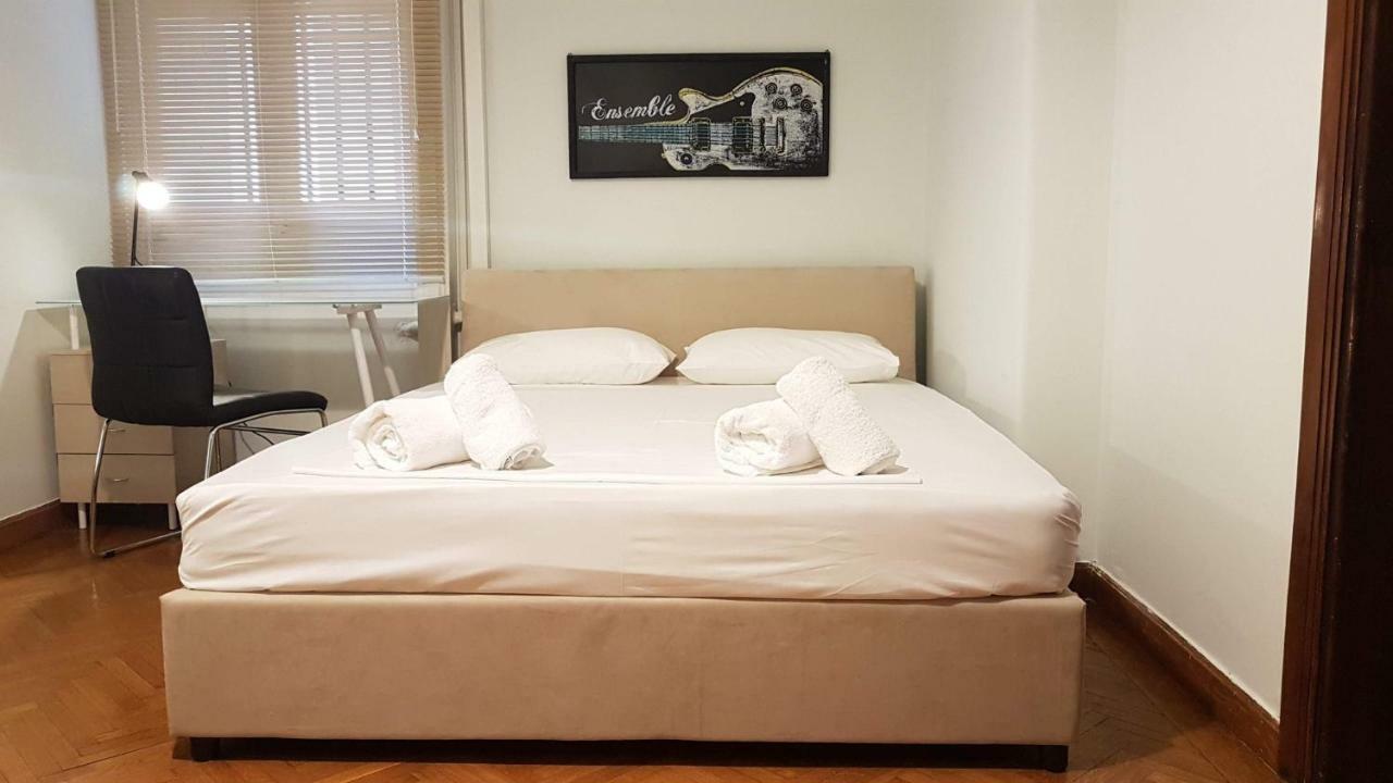 Violet Errathens - Center, 7 Bd, 3 Bath Apartmán